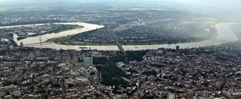 Düsseldorf, Blick nach Westen mit dem Rhein sowie der Rheinkniebrücke (links) und Oberkasseler Brücke (mittig)